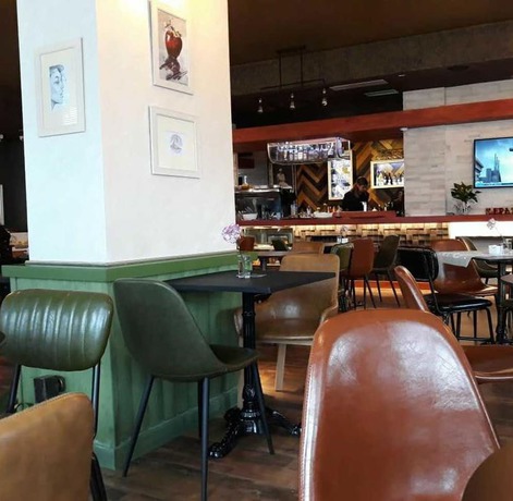 Imagen del bar/restaurante del Hotel The First, Gjirokastra. Foto 3