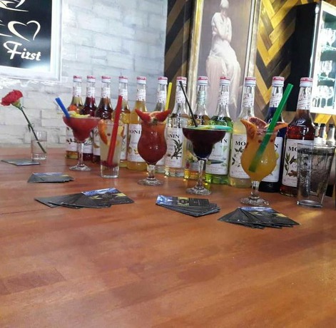 Imagen del bar/restaurante del Hotel The First, Gjirokastra. Foto 4