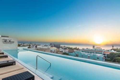 Imagen de la piscina del Hotel The Fives Downtown Hotel and Residences, Curio Collection by Hilton. Foto 22