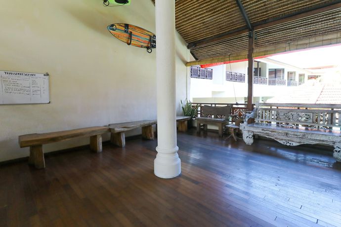 Imagen de los interiores del Hotel The Flora Kuta Bali. Foto 16