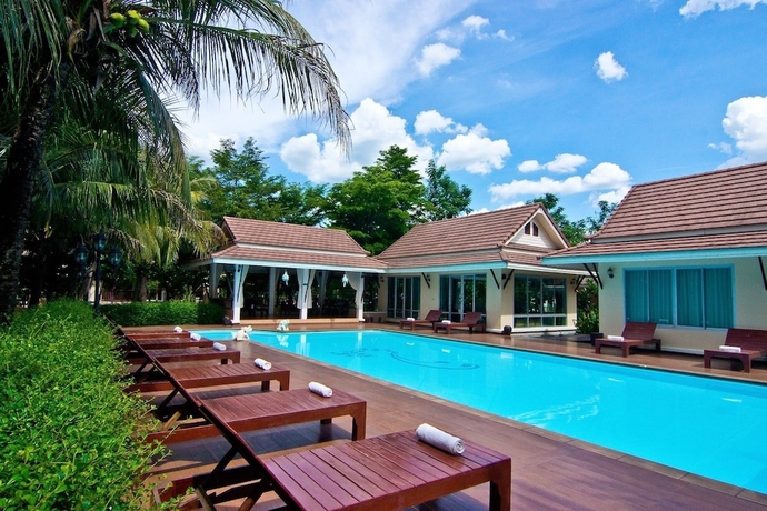 Imagen de la piscina del Hotel The Forest Home Resort. Foto 16