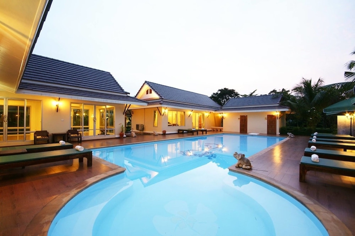 Imagen de la piscina del Hotel The Forest Home Resort. Foto 18