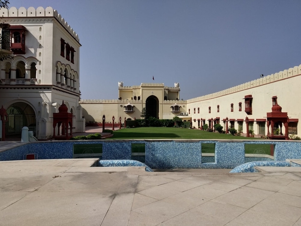 Imagen de la piscina del Hotel The Fort Ramgarh. Foto 19