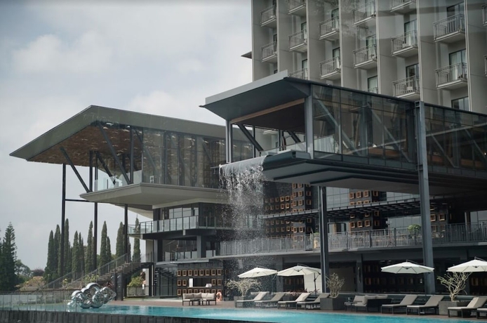 Imagen de la piscina del Hotel The Gaia Bandung. Foto 15