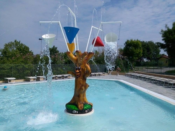 Imagen de la piscina del Hotel The Garda Village. Foto 5