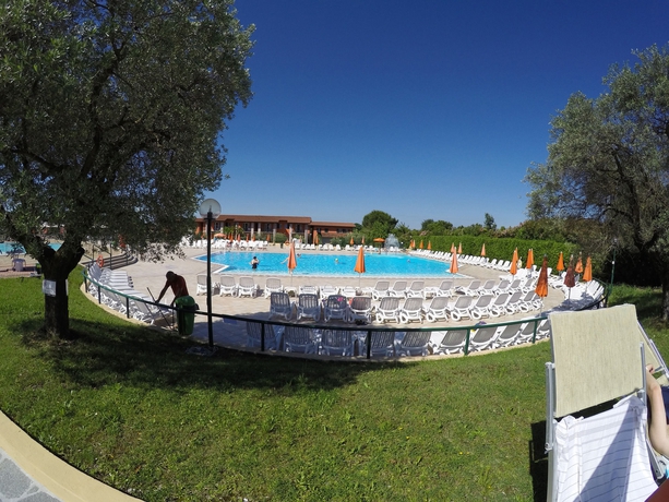 Imagen de la piscina del Hotel The Garda Village. Foto 6