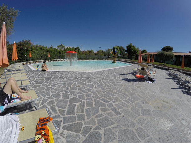 Imagen de la piscina del Hotel The Garda Village. Foto 7