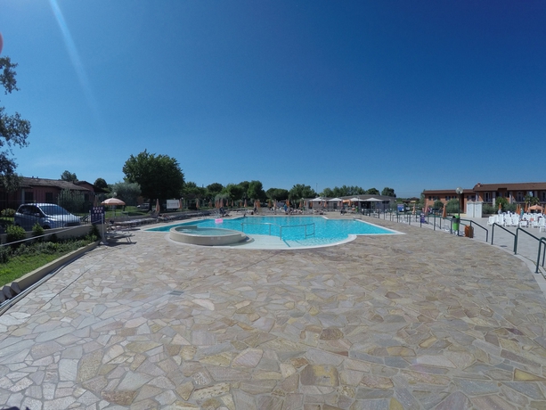 Imagen de la piscina del Hotel The Garda Village. Foto 9