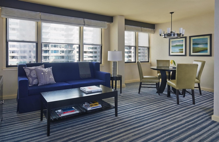 Imagen de la habitación del Hotel The Gardens Sonesta ES Suites New York. Foto 13