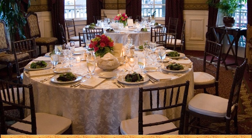 Imagen del bar/restaurante del Hotel The Genevieve. Foto 2