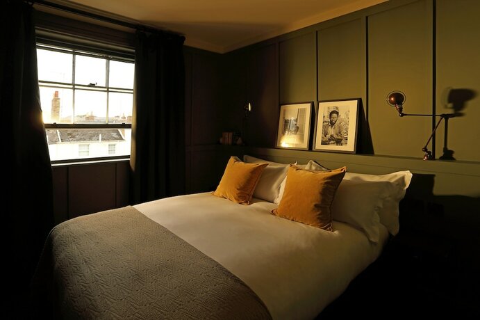 Imagen de la habitación del Hotel The George, Cheltenham. Foto 15