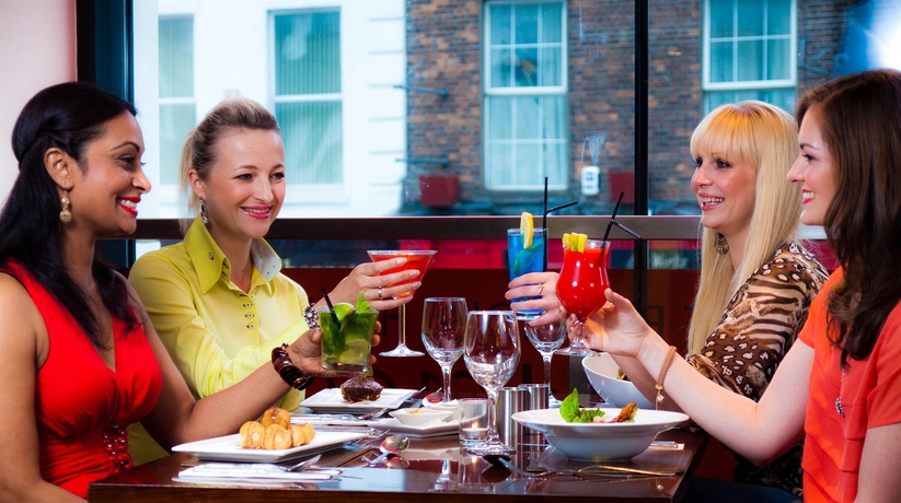 Imagen del bar/restaurante del Hotel The George Limerick. Foto 2