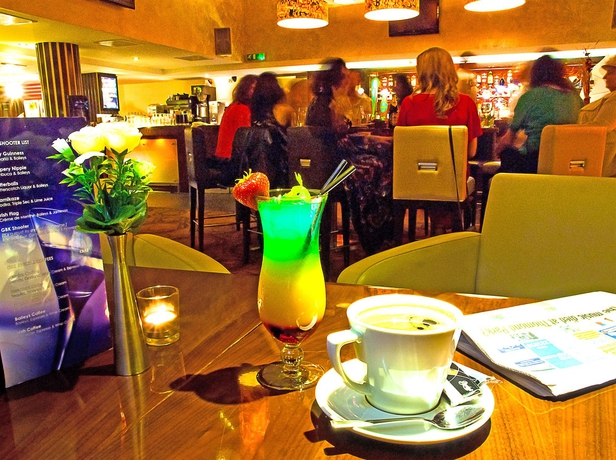 Imagen del bar/restaurante del Hotel The George Limerick. Foto 4
