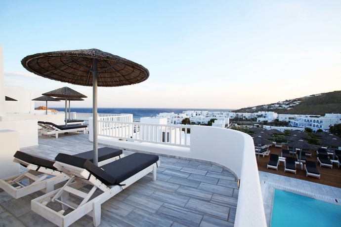 Imagen de los exteriores del Hotel The George, Plati Gialos. Foto 11