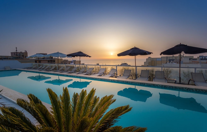 Imagen de la piscina del Hotel The George, St. Julians. Foto 12