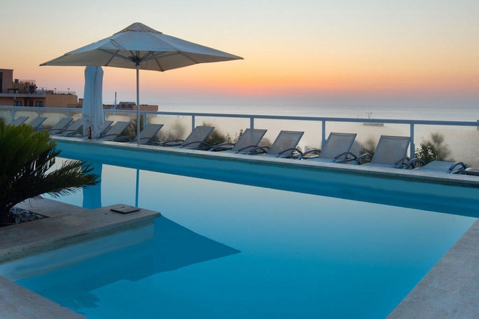 Imagen de la piscina del Hotel The George, Urban Boutique. Foto 16