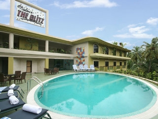 Imagen de la piscina del Hotel The Glitz Goa. Foto 16