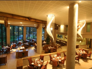 Imagen del bar/restaurante del Hotel The Glitz Goa. Foto 6