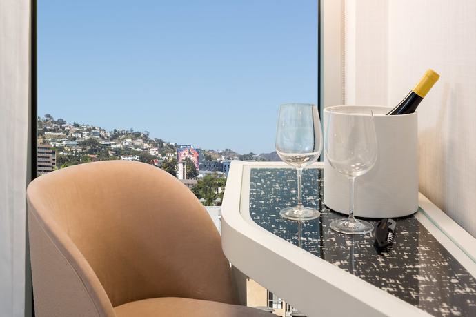 Imagen de la habitación del Hotel The Godfrey Hollywood. Foto 5