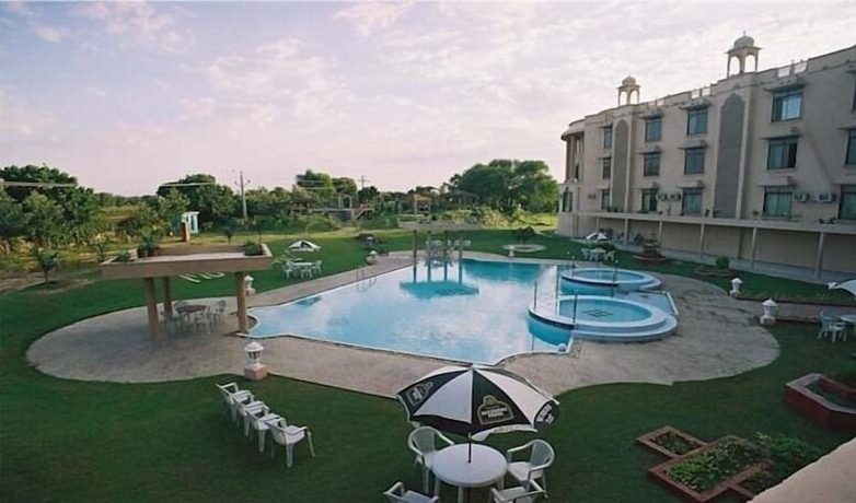 Imagen de la piscina del Hotel The Gold Palace And Resorts. Foto 18