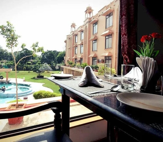 Imagen de la piscina del Hotel The Gold Palace And Resorts. Foto 19