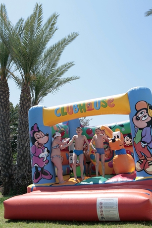 Imagen de los exteriores del Hotel The Golden Coast Beach. Foto 12