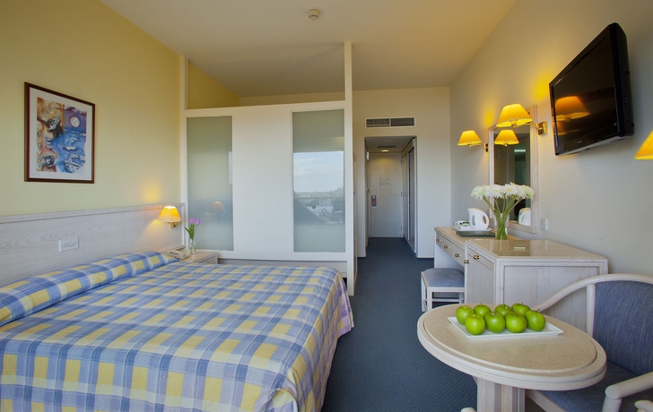 Imagen de la habitación del Hotel The Golden Coast Beach. Foto 10