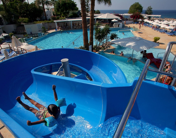 Imagen de la piscina del Hotel The Golden Coast Beach. Foto 16