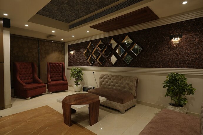 Imagen general del Hotel The Golden Crown Banquet And Cafe. Foto 2
