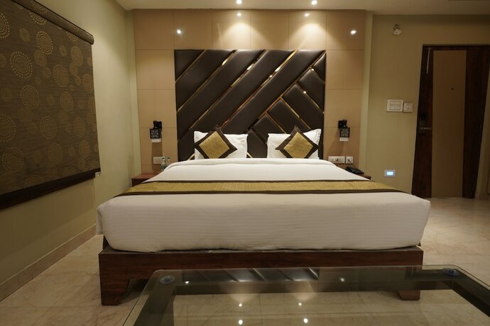 Imagen general del Hotel The Golden Crown Banquet And Cafe. Foto 3
