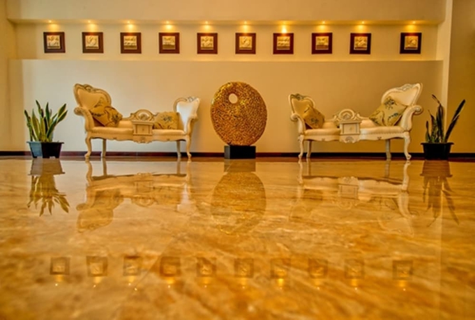 Imagen de los interiores del Hotel The Golden Crown. Foto 14