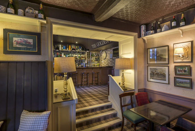 Imagen del bar/restaurante del Hotel The Golden Fleece. Foto 5
