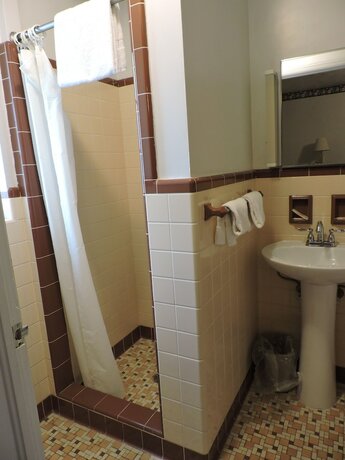 Imagen general del Hotel The Golden Inn. Foto 11