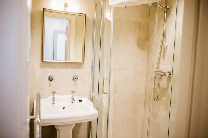 Imagen de la habitación del Hotel The Golden Lion. Foto 17