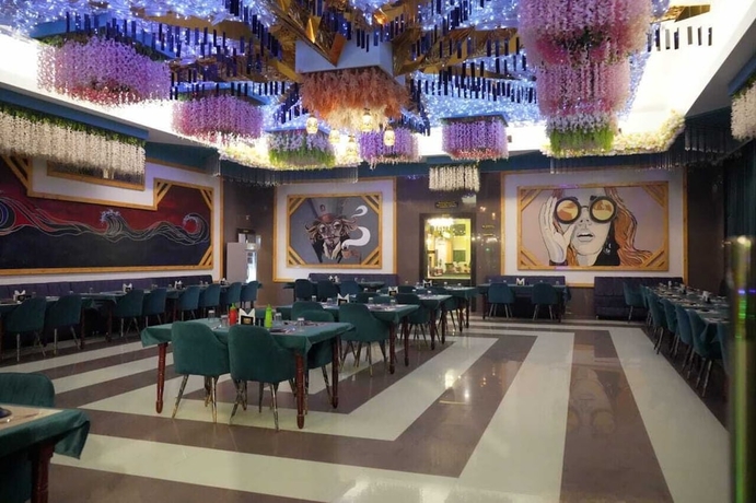 Imagen del bar/restaurante del Hotel The Golden Palace. Foto 2