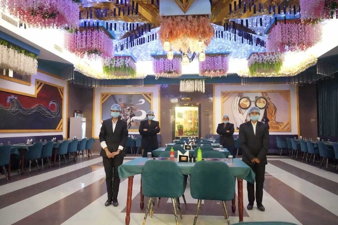 Imagen del bar/restaurante del Hotel The Golden Palace. Foto 3
