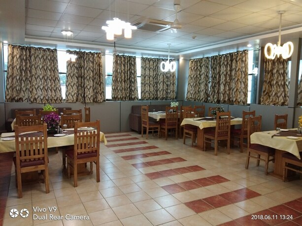Imagen del bar/restaurante del Hotel The Golden Sunrise, Patna. Foto 23