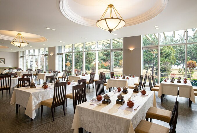 Imagen del bar/restaurante del Hotel The Gran Resort Ohmimaiko. Foto 21