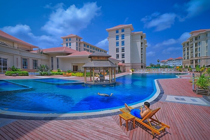 Imagen de la piscina del Hotel The Grand Ace. Foto 16