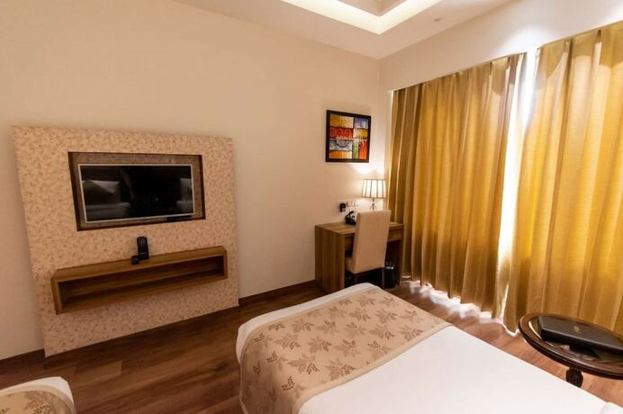 Imagen de la habitación del Hotel The Grand Ambassador. Foto 19