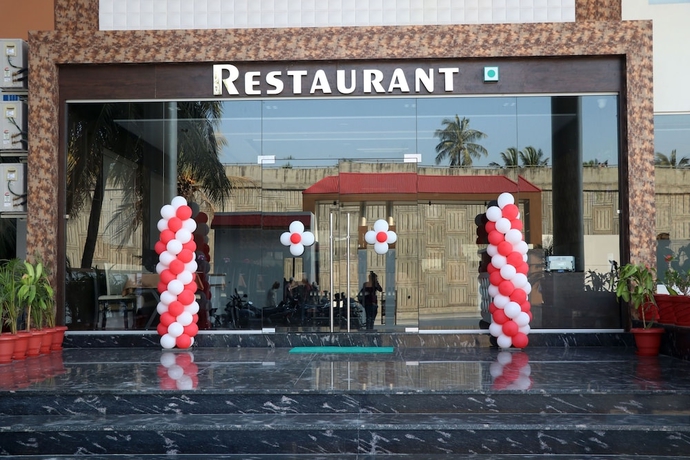 Imagen del bar/restaurante del Hotel The Grand Astoria Somnath. Foto 2