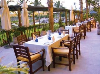 Imagen del bar/restaurante del Hotel The Grand Baja All Suites Resort & Spa. Foto 2