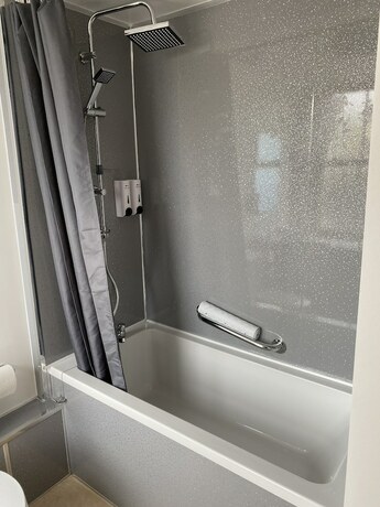 Imagen de la habitación del Hotel The Grand Harbour. Foto 17