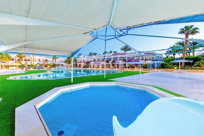 Imagen de la piscina del Hotel The Grand Hotel Hurghada. Foto 14