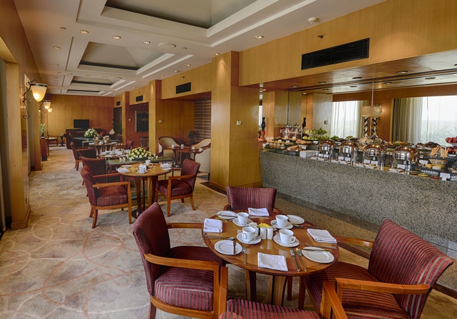 Imagen del bar/restaurante del Hotel The Grand New Delhi. Foto 3