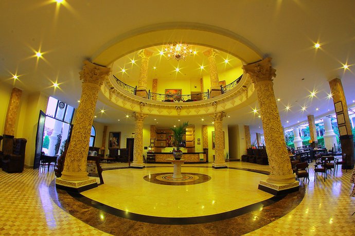 Imagen de los interiores del Hotel The Grand Palace - Yogyakarta. Foto 8