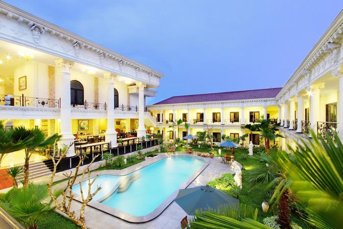 Imagen de la piscina del Hotel The Grand Palace - Yogyakarta. Foto 9
