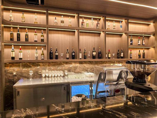 Imagen del bar/restaurante del Hotel The Grand Platinum Jakarta. Foto 2