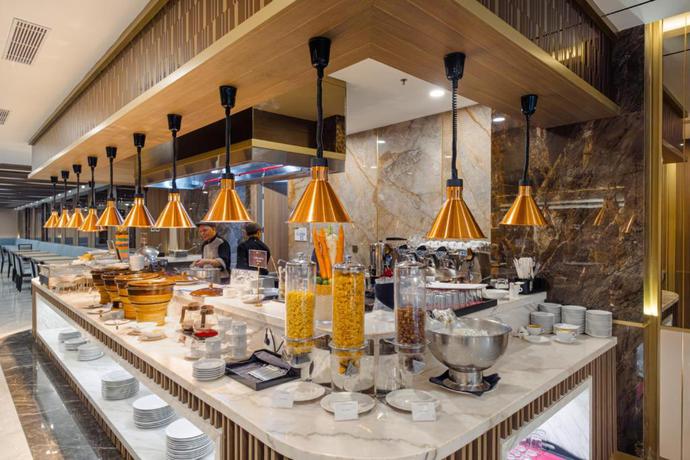 Imagen del bar/restaurante del Hotel The Grand Platinum Jakarta. Foto 4