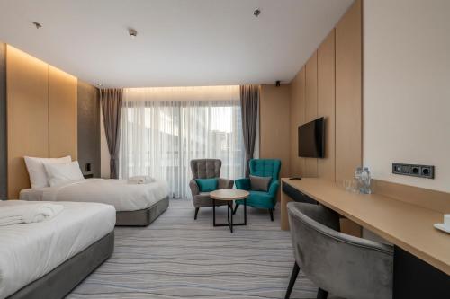 Imagen de la habitación del Hotel The Grandeur. Foto 14